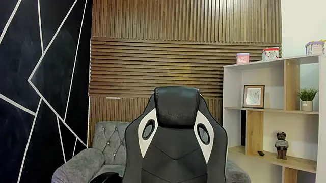 Snapshot of shaden_ chatting on February 19, 9:23 pm shaden online show from February 19, 9:23 pm