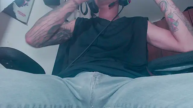 Snapshot of theskateboy chatting on June 19, 6:08 am theskateboy online show from June 19, 6:08 am