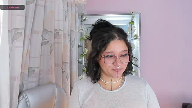 Snapshot of Sylvara_bx chatting on July 16, 12:02 pm Sylvara bx online show from July 16, 12:02 pm