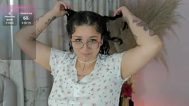 Snapshot of Sylvara_bx chatting on June 17, 11:53 am Sylvara bx online show from June 17, 11:53 am