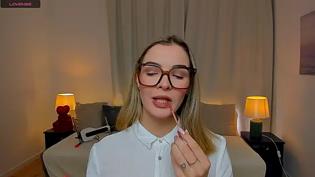 Snapshot of SinLuna_ chatting on February 20, 4:31 pm SinLuna online show from February 20, 4:31 pm