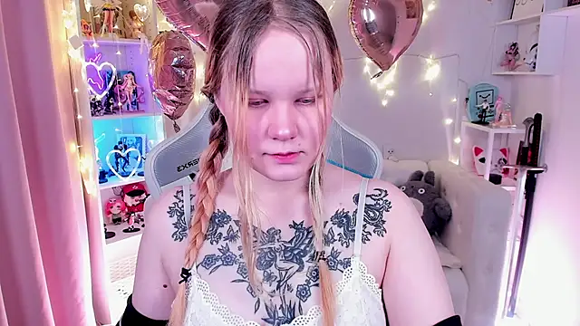 AnnieVibe online show from February 14, 5:35 pm