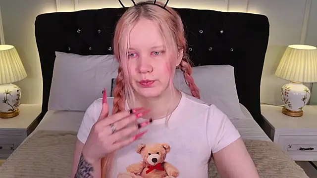 AnnieVibe online show from April 2, 5:30 pm