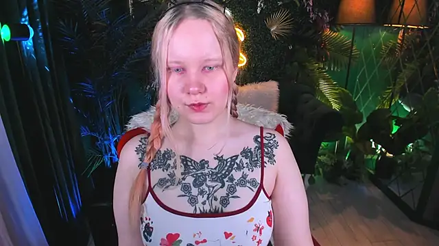 Snapshot of AnnieVibe chatting on April 28, 5:39 pm AnnieVibe online show from April 28, 5:39 pm