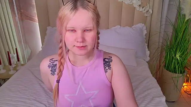 Snapshot of AnnieVibe chatting on April 21, 5:41 pm AnnieVibe online show from April 21, 5:41 pm