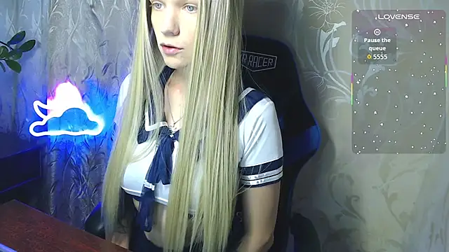 Snapshot of Shiny_Victoria chatting on July 17, 9:06 am Shiny Victoria online show from July 17, 9:06 am
