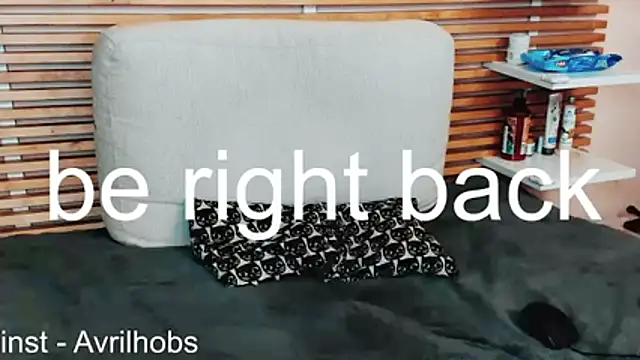 AvrilHobbs online show from April 11, 8:01 pm