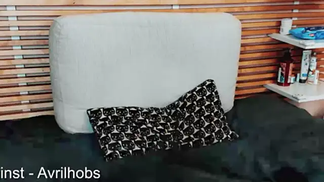 AvrilHobbs online show from April 11, 7:05 am