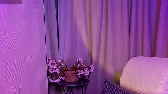 Snapshot of NicoleLuxe chatting on March 1, 5:57 pm NicoleLuxe online show from March 1, 5:57 pm