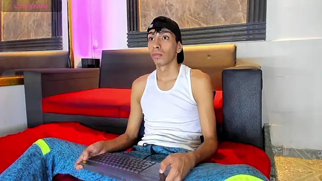 Snapshot of biig_boy chatting on May 8, 7:17 pm biig boy online show from May 8, 7:17 pm