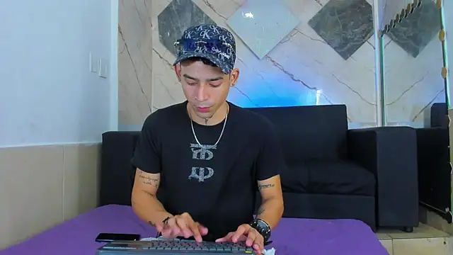 Snapshot of biig_boy chatting on March 9, 8:12 pm biig boy online show from March 9, 8:12 pm