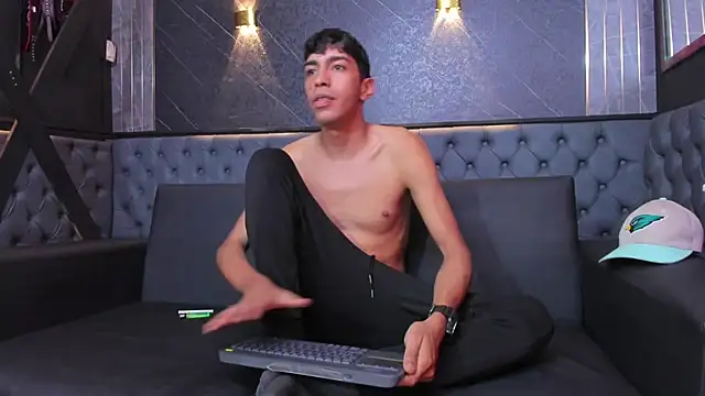 Snapshot of biig_boy chatting on June 30, 8:53 pm biig boy online show from June 30, 8:53 pm