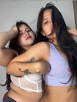 Vilu and Xuxi  online show from February 22, 10:11 pm