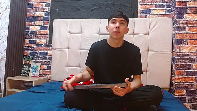 massimoferrera303av online show from February 19, 6:49 pm