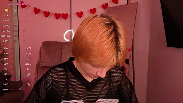 AutumnWhisper online show from April 9, 4:24 pm