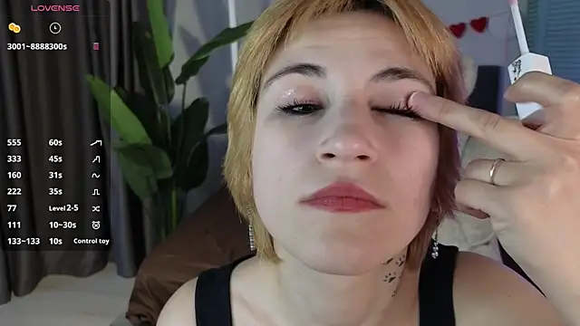 AutumnWhisper online show from April 15, 4:00 pm