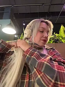 Snapshot of Chiibi chatting on February 12, 9:09 am Chiibi online show from February 12, 9:09 am