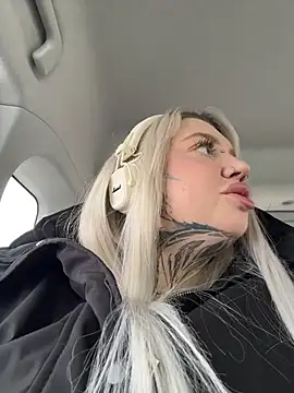 Snapshot of Chiibi chatting on February 22, 9:55 am Chiibi online show from February 22, 9:55 am