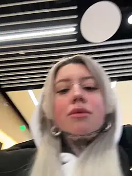 Snapshot of Chiibi chatting on February 19, 9:39 am Chiibi online show from February 19, 9:39 am