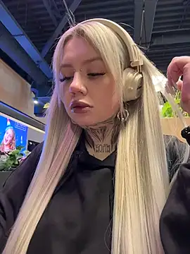 Snapshot of Chiibi chatting on February 10, 9:52 am Chiibi online show from February 10, 9:52 am