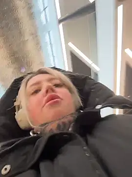 Snapshot of Chiibi chatting on February 20, 9:22 am Chiibi online show from February 20, 9:22 am