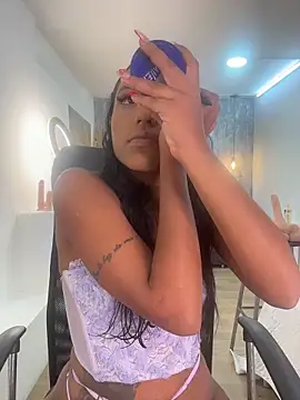 Snapshot of Alahia_Betancurr chatting on February 6, 12:23 pm Alahia Betancurr online show from February 6, 12:23 pm