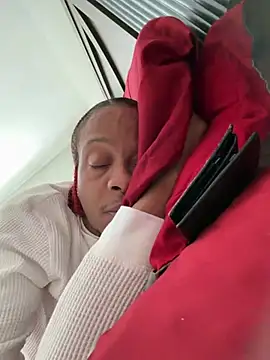 Snapshot of Suavea757 chatting on February 1, 7:01 pm Suavea757 online show from February 1, 7:01 pm