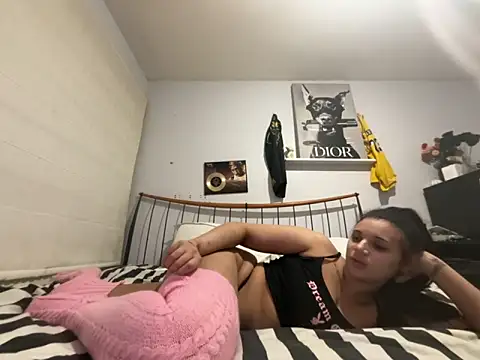 Snapshot of RavenNoirr chatting on February 6, 5:20 pm RavenNoirr online show from February 6, 5:20 pm