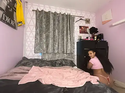 RavenNoirr online show from March 12, 6:01 pm