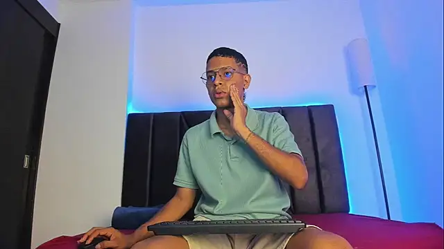 Snapshot of StellayDrake chatting on February 14, 1:33 pm StellayDrake online show from February 14, 1:33 pm