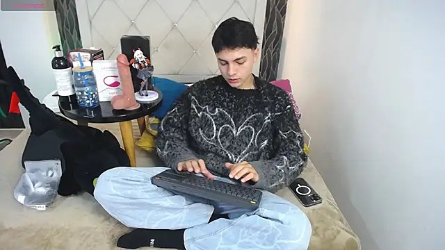 Samu Hott online show from March 25, 8:30 pm