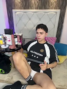 Samu Hott online show from February 11, 8:20 pm