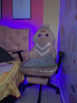 Snapshot of Karolaiin_LS chatting on February 24, 8:42 pm Karolaiin LS online show from February 24, 8:42 pm