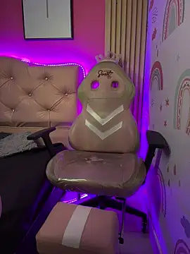 Snapshot of Karolaiin_LS chatting on February 8, 8:39 pm Karolaiin LS online show from February 8, 8:39 pm