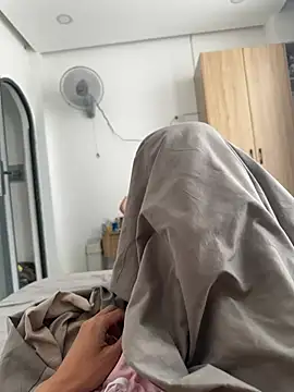 Snapshot of gold221298 chatting on February 3, 2:00 am gold221298 online show from February 3, 2:00 am