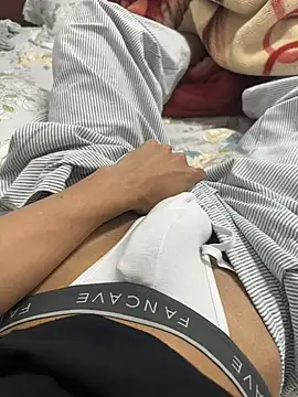 Snapshot of gold221298 chatting on February 18, 5:27 am gold221298 online show from February 18, 5:27 am