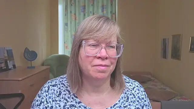 Snapshot of Emma_Eclipsee chatting on February 16, 7:29 am Emma Eclipsee online show from February 16, 7:29 am