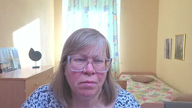 Snapshot of Emma_Eclipsee chatting on February 18, 11:06 am Emma Eclipsee online show from February 18, 11:06 am