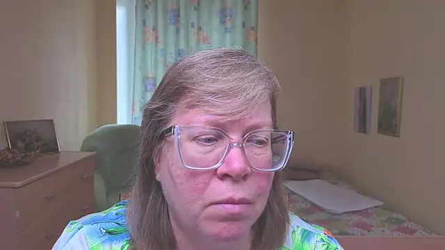 Snapshot of Emma_Eclipsee chatting on April 2, 11:06 am Emma Eclipsee online show from April 2, 11:06 am