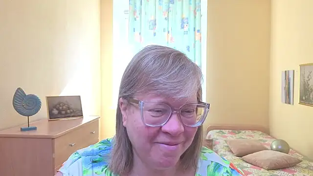 Snapshot of Emma_Eclipsee chatting on March 7, 10:21 am Emma Eclipsee online show from March 7, 10:21 am