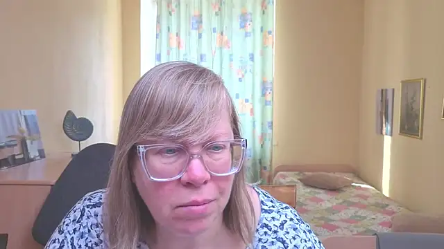 Snapshot of Emma_Eclipsee chatting on February 19, 8:22 am Emma Eclipsee online show from February 19, 8:22 am