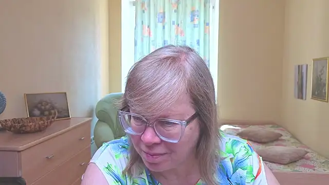 Snapshot of Emma_Eclipsee chatting on April 10, 8:32 am Emma Eclipsee online show from April 10, 8:32 am
