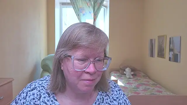 Snapshot of Emma_Eclipsee chatting on May 9, 11:24 am Emma Eclipsee online show from May 9, 11:24 am