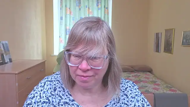 Snapshot of Emma_Eclipsee chatting on February 24, 10:27 am Emma Eclipsee online show from February 24, 10:27 am