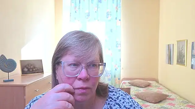 Snapshot of Emma_Eclipsee chatting on February 27, 10:48 am Emma Eclipsee online show from February 27, 10:48 am