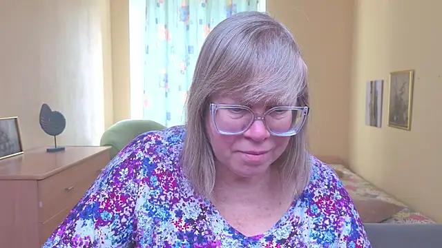 Snapshot of Emma_Eclipsee chatting on February 6, 9:27 am Emma Eclipsee online show from February 6, 9:27 am