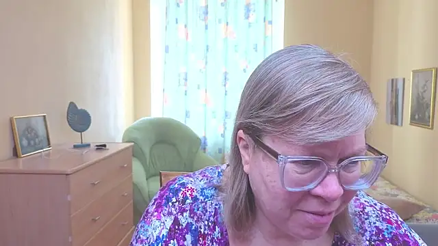 Snapshot of Emma_Eclipsee chatting on February 10, 7:29 am Emma Eclipsee online show from February 10, 7:29 am