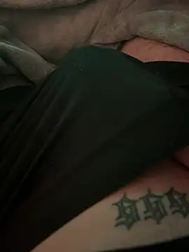 Snapshot of Piratee666 chatting on February 6, 12:17 am Piratee666 online show from February 6, 12:17 am