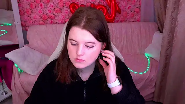 Snapshot of KristiFoxy chatting on February 25, 6:24 am KristiFoxy online show from February 25, 6:24 am