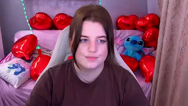 Snapshot of KristiFoxy chatting on February 9, 6:22 am KristiFoxy online show from February 9, 6:22 am